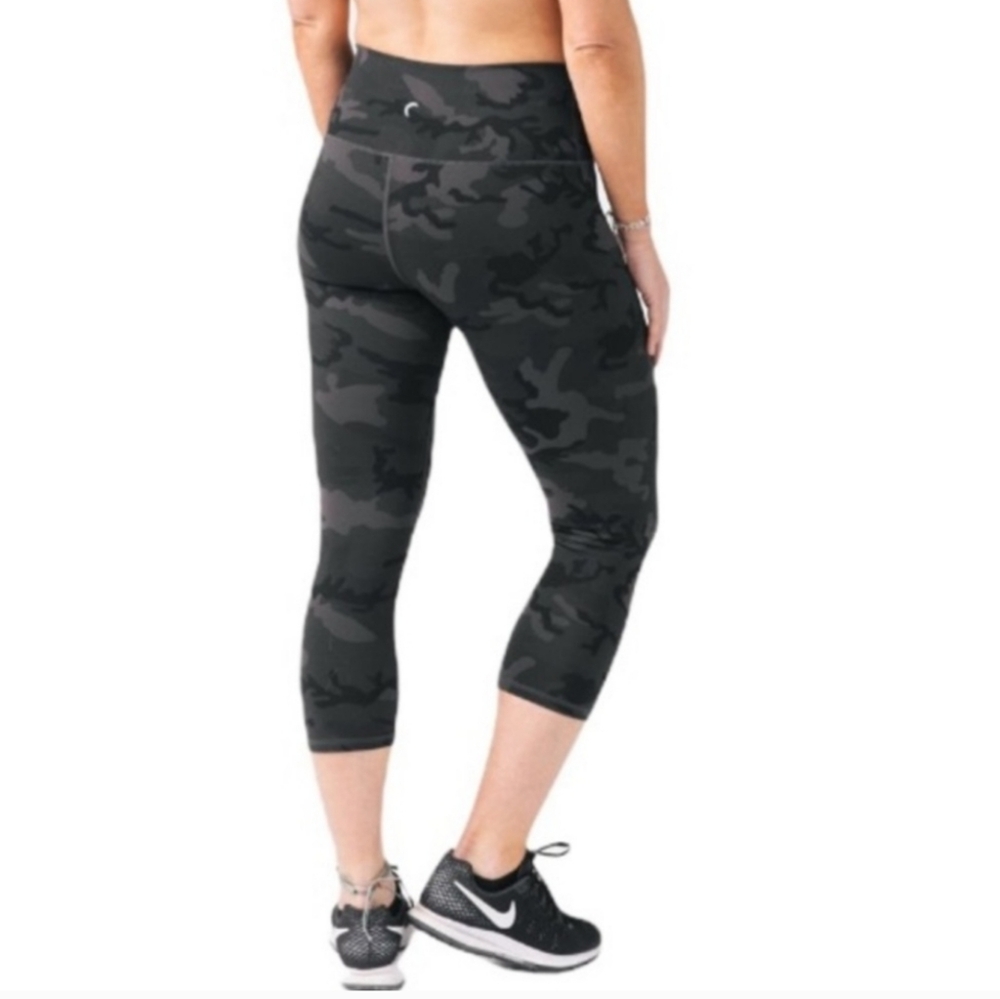 Zyia Forest Camo Luxe High-Rise Capri Size 6-8 - Picture 8 of 8